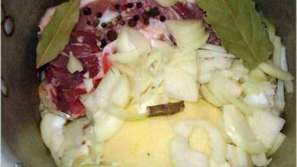 щи томленые кислые со свининой