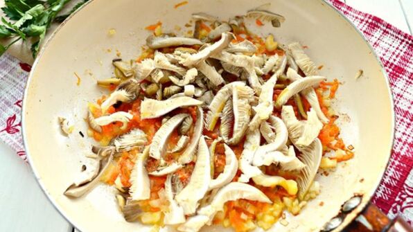 капустная солянка с грибами