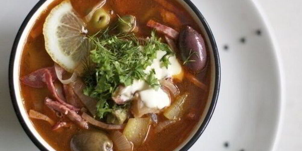 Рецепт мясной солянки с каперсами и солеными огурцами