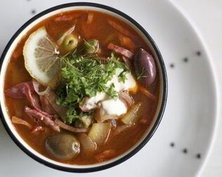 Мясная солянка с каперсами и солеными огурцами