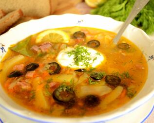 Солянка с говядиной, колбасой, капустой и картошкой