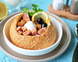 Солянка с копченостями в хлебе