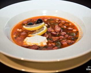 Солянка с маслинами и колбасой