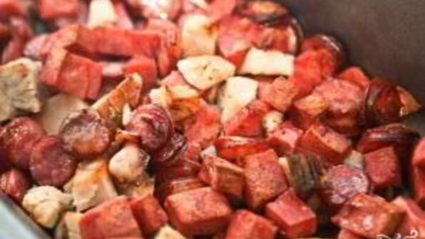 солянка с маслинами и колбасой