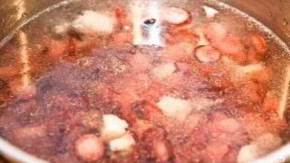 солянка с маслинами и колбасой