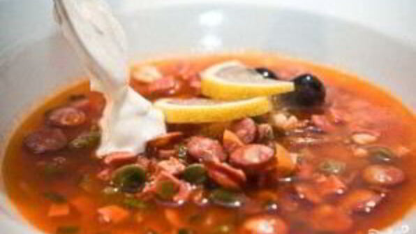 солянка с маслинами и колбасой