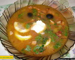 Суп домашняя солянка с курицей мясом и колбасой