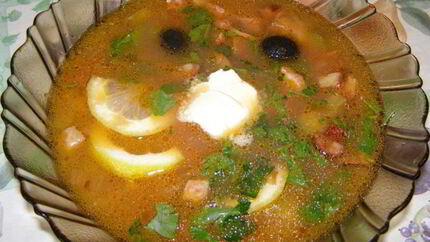 Суп домашняя солянка с курицей мясом и колбасой