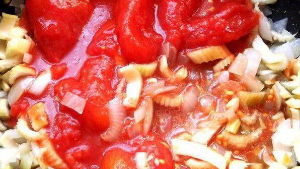 чечевичный суп-пюре с томатами и сельдереем