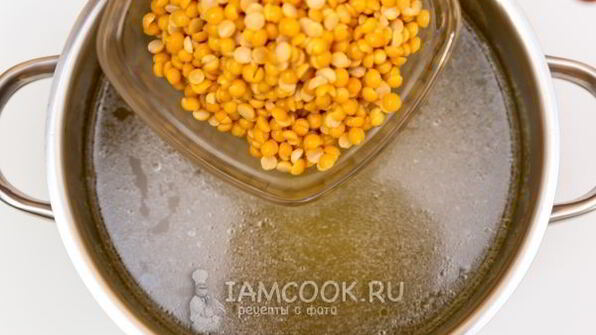 гороховый суп-пюре с копчеными ребрышками