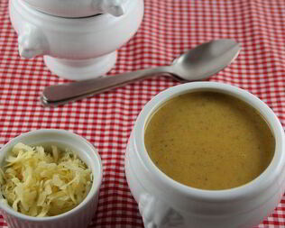 Пряный морковный суп-пюре с бататом, грибами и грушей