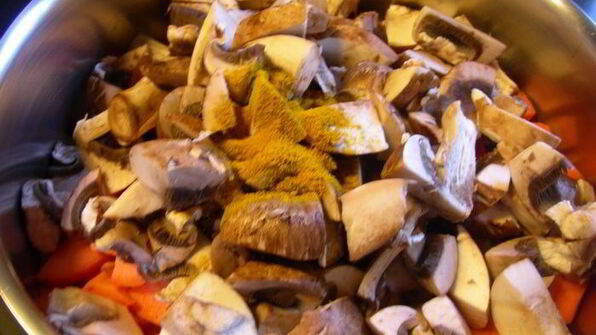 пряный морковный суп-пюре с бататом, грибами и грушей