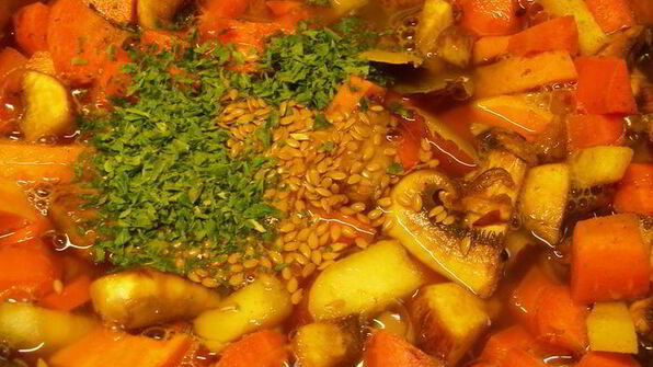 пряный морковный суп-пюре с бататом, грибами и грушей