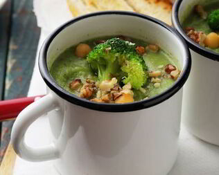 Суп-пюре из брокколи с миндалем