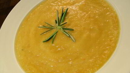 Суп-пюре из корнеплодов с имбирем и розмарином