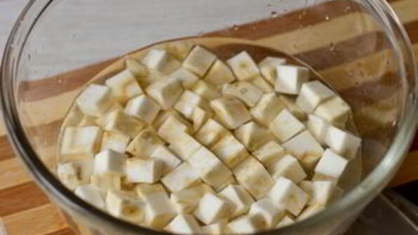 суп-пюре из корневого сельдерея с голубым сыром