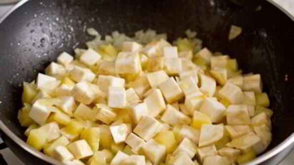 суп-пюре из корневого сельдерея с голубым сыром