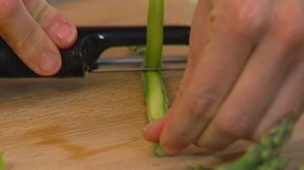 суп-пюре из спаржи с клецками из феты