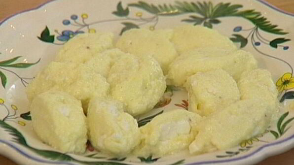 суп-пюре из спаржи с клецками из феты