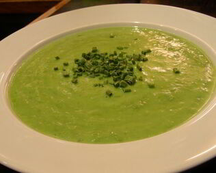 Суп-пюре из зеленого горошка с чесноком и тмином