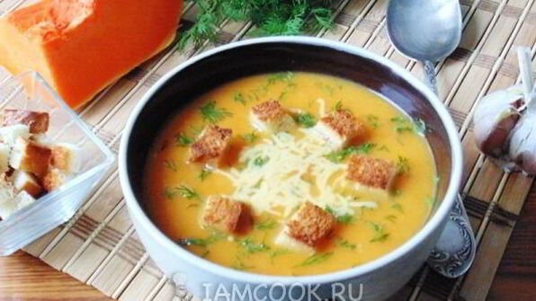 суп-пюре с тыквой и сухариками