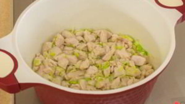 суп с грибами, куриным филе и сливками