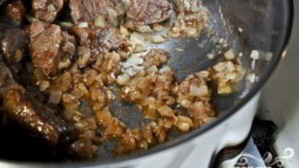 суп с ячменем, говядиной и помидорами