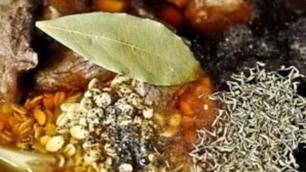 суп с ячменем, говядиной и помидорами