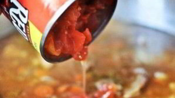 суп с ячменем, говядиной и помидорами