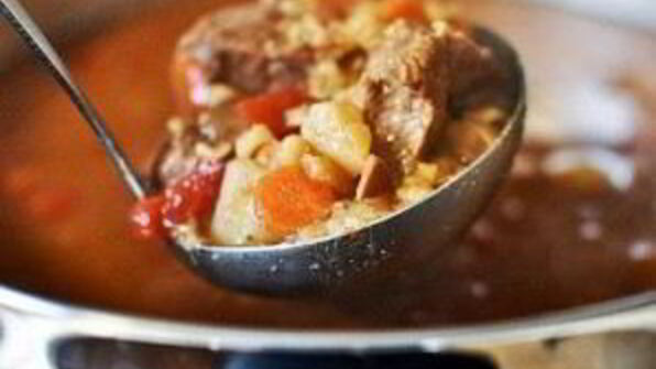 суп с ячменем, говядиной и помидорами