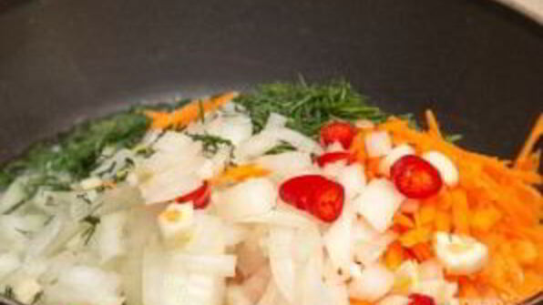 горячий сырный суп с колбасой