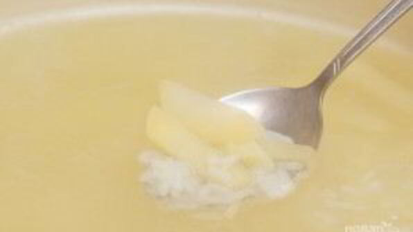 горячий сырный суп с колбасой