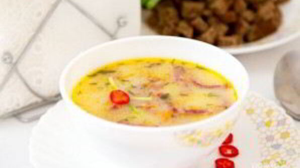 горячий сырный суп с колбасой