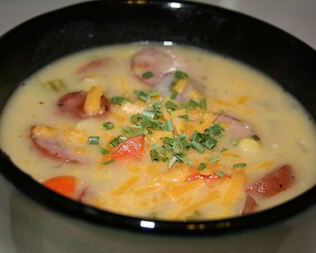 Сырный суп с копченой колбасой