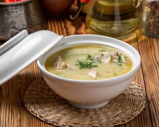 Сырный суп с курицей и зеленью
