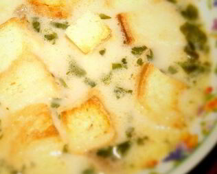 Сырный суп с курицей, шампиньонами и гренками