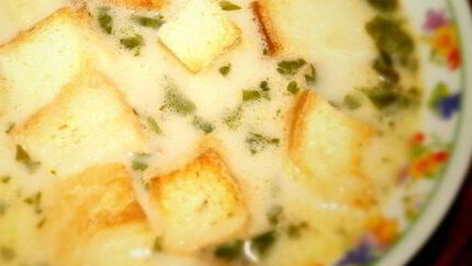 Сырный суп с курицей, шампиньонами и гренками