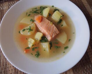 Рыбный суп уха из красной рыбы