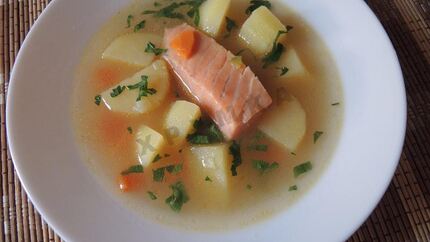 Рыбный суп уха из красной рыбы