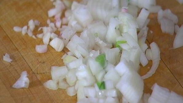 уютный куриный суп с овощами и спагетти