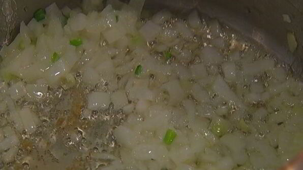 уютный куриный суп с овощами и спагетти