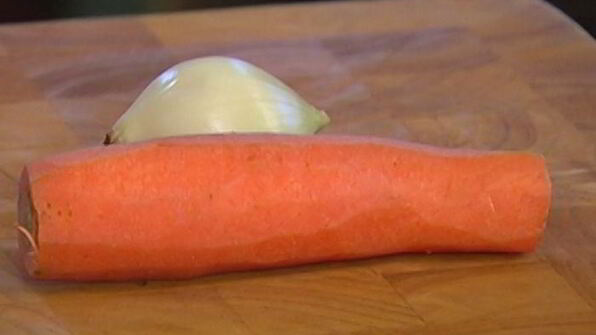 уютный куриный суп с овощами и спагетти