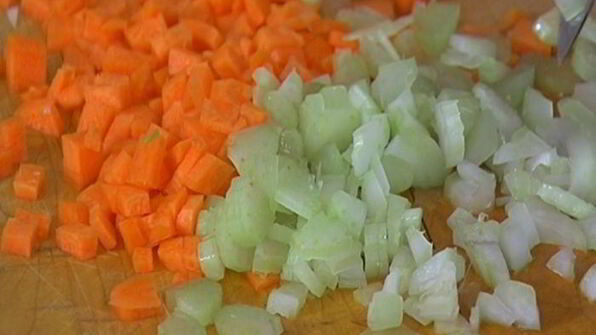 уютный куриный суп с овощами и спагетти