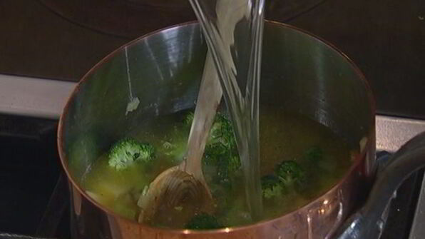 уютный куриный суп с овощами и спагетти