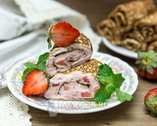 Блинчики с творогом и клубникой