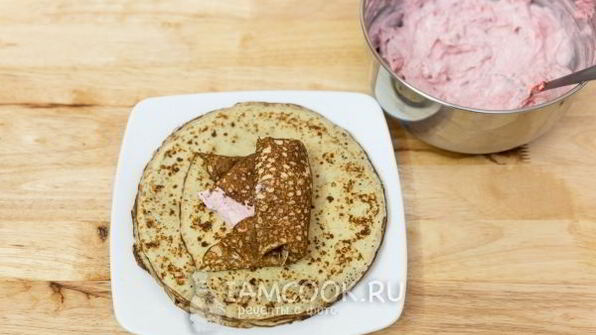 блинчики с творогом и клубникой