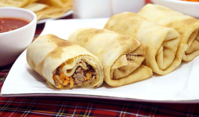 Блины с фаршем и морковью по-корейски