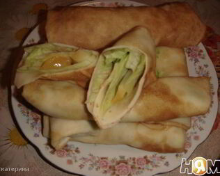 Блины с копченым кальмаром и овощами