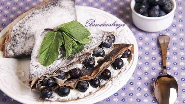 черемуховые блины с маскарпоне и голубикой