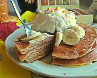 Панкейки кефирные с медом, бананом и сливками